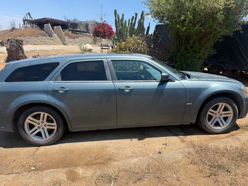 Used 2005 Dodge Magnum R/T w/ Convenience Group II RWD image 2