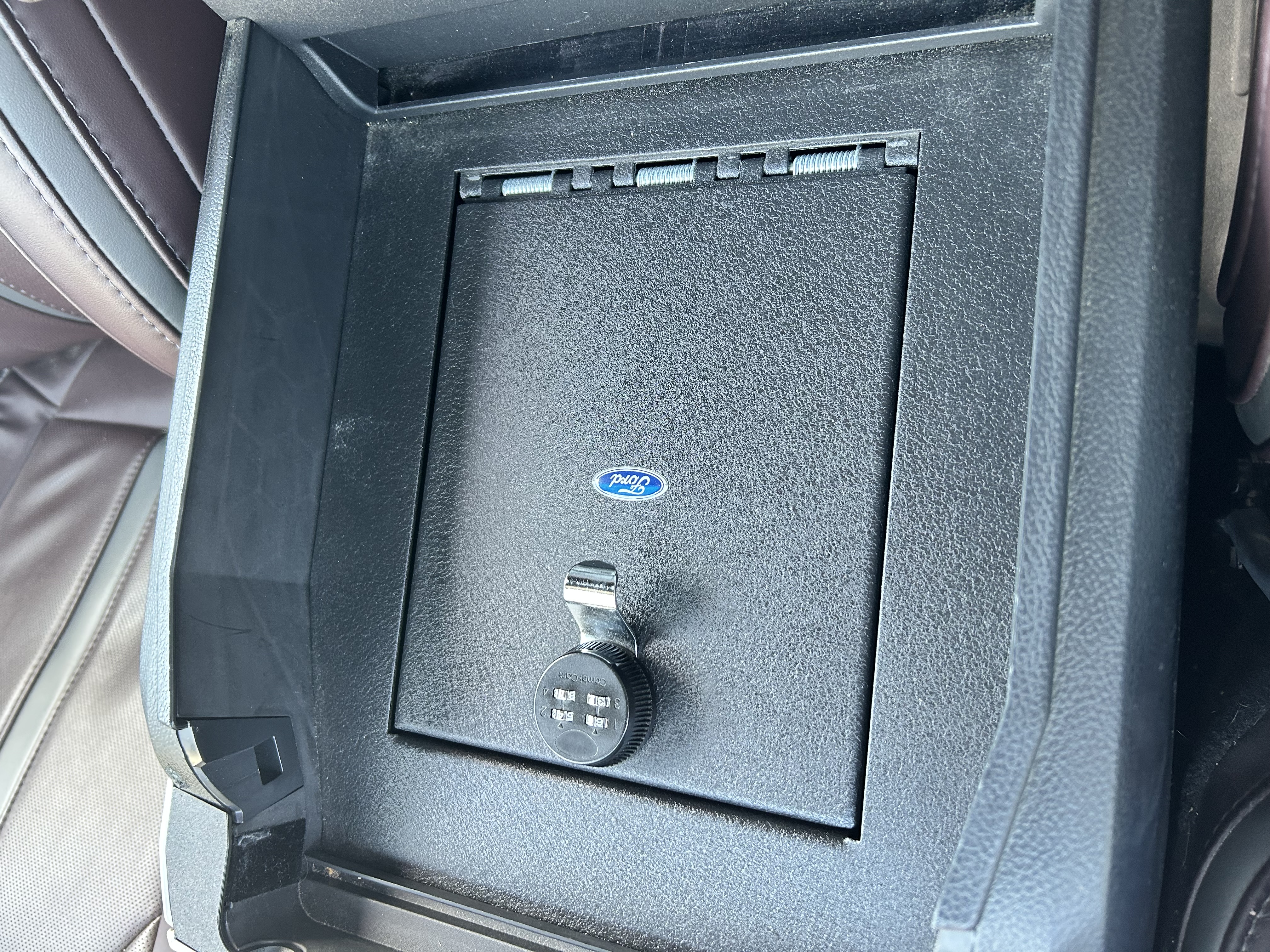 Used 2017 Ford F250 Platinum w/ Platinum Ultimate Package AWD/4WD image 2