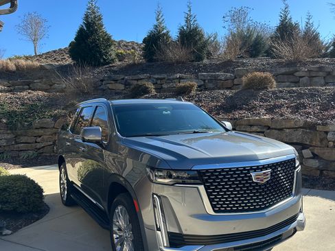 Used 2022 Cadillac Escalade Luxury w/ LPO, Illumination Package image 5