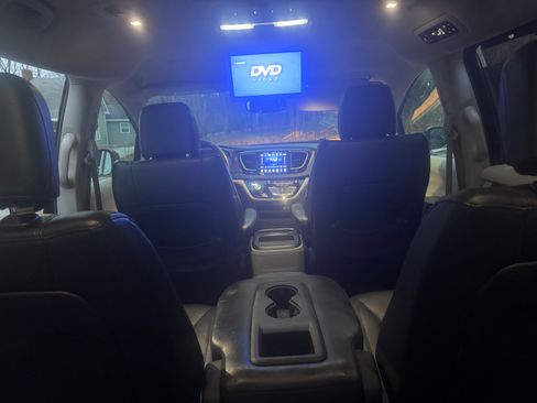 Used 2017 Chrysler Pacifica Touring-L image 11