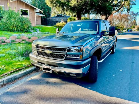 Used 2006 Chevrolet Silverado 2500 LT w/ Heavy-Duty Power Package image 1