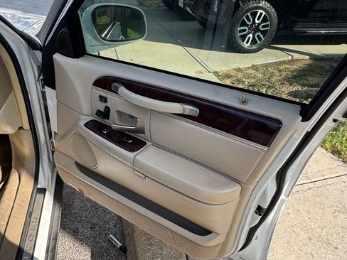 Used 2008 Lincoln Town Car Signature Limited image 6