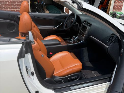 Used 2011 Lexus IS 250C w/ Luxury Pkg RWD image 9