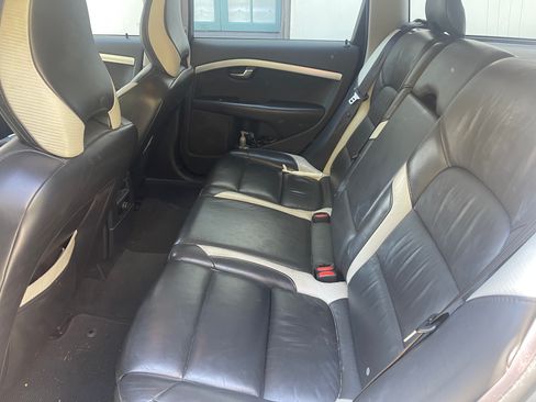 Used 2010 Volvo V70 R-Design FWD image 6