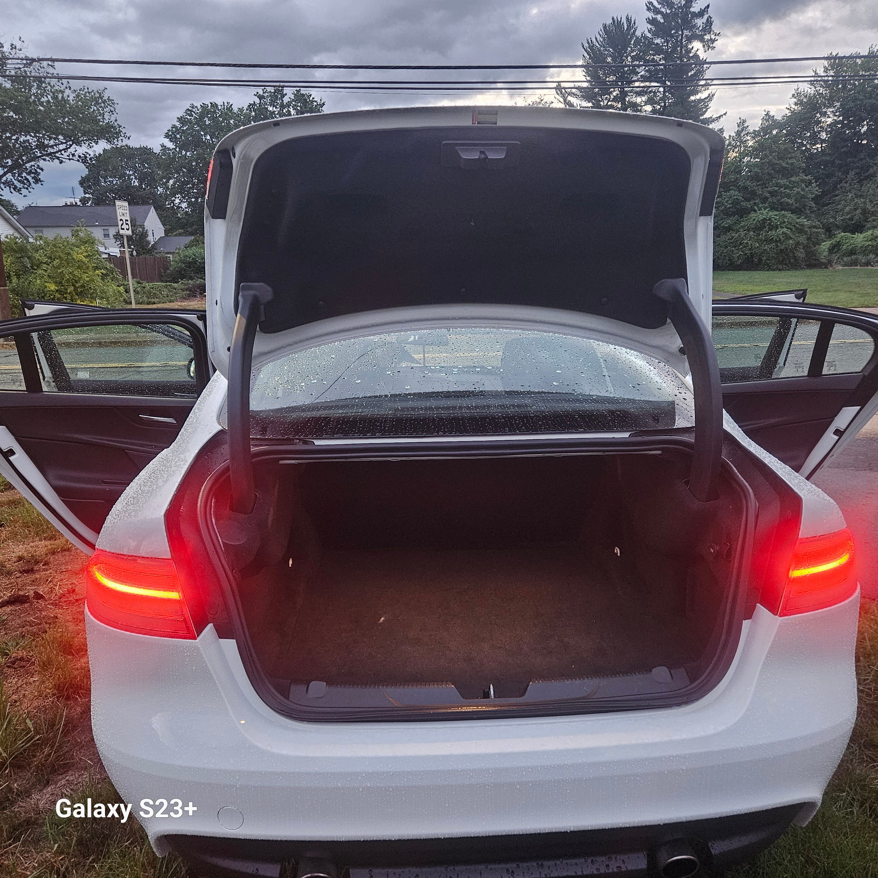 Used 2018 Jaguar XE RWD image 19