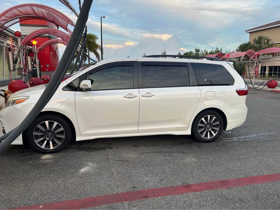 Used 2019 Toyota Sienna Limited Premium FWD image 4