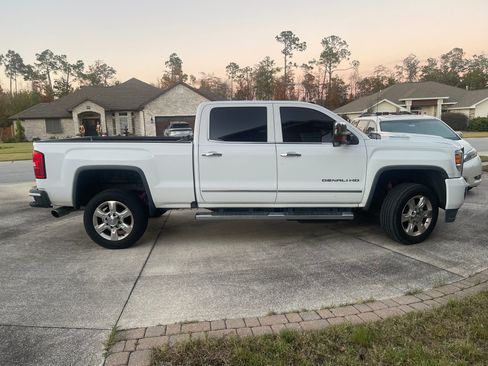 Used 2017 GMC Sierra 2500 Denali w/ Duramax Plus Package image 4