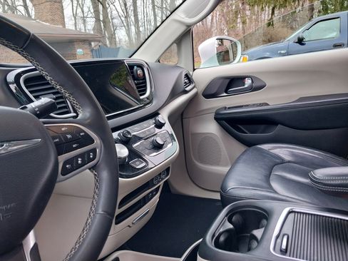 Used 2022 Chrysler Pacifica Touring-L image 10