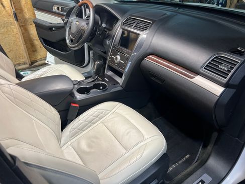 Used 2017 Ford Explorer Platinum image 20