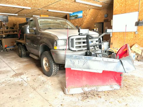 Used 2004 Ford F350 XLT image 4