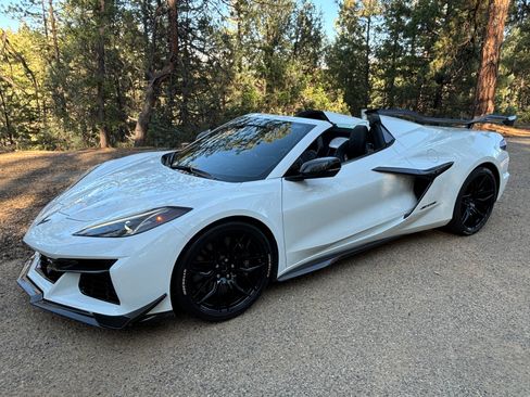 Used 2024 Chevrolet Corvette Z06 w/ Z07 Performance Package RWD image 28