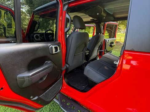 Used 2024 Jeep Gladiator Sport AWD/4WD image 18