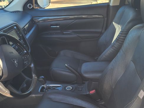 Used 2016 Mitsubishi Outlander GT image 16