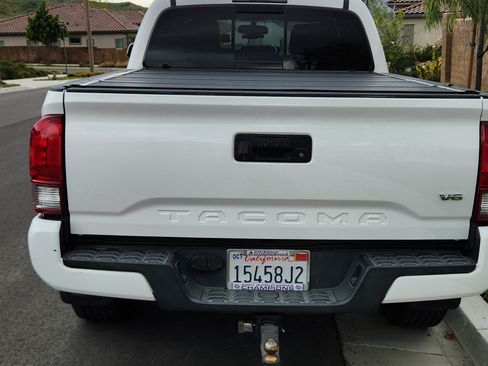 Used 2017 Toyota Tacoma TRD Sport w/ Tow Package image 5