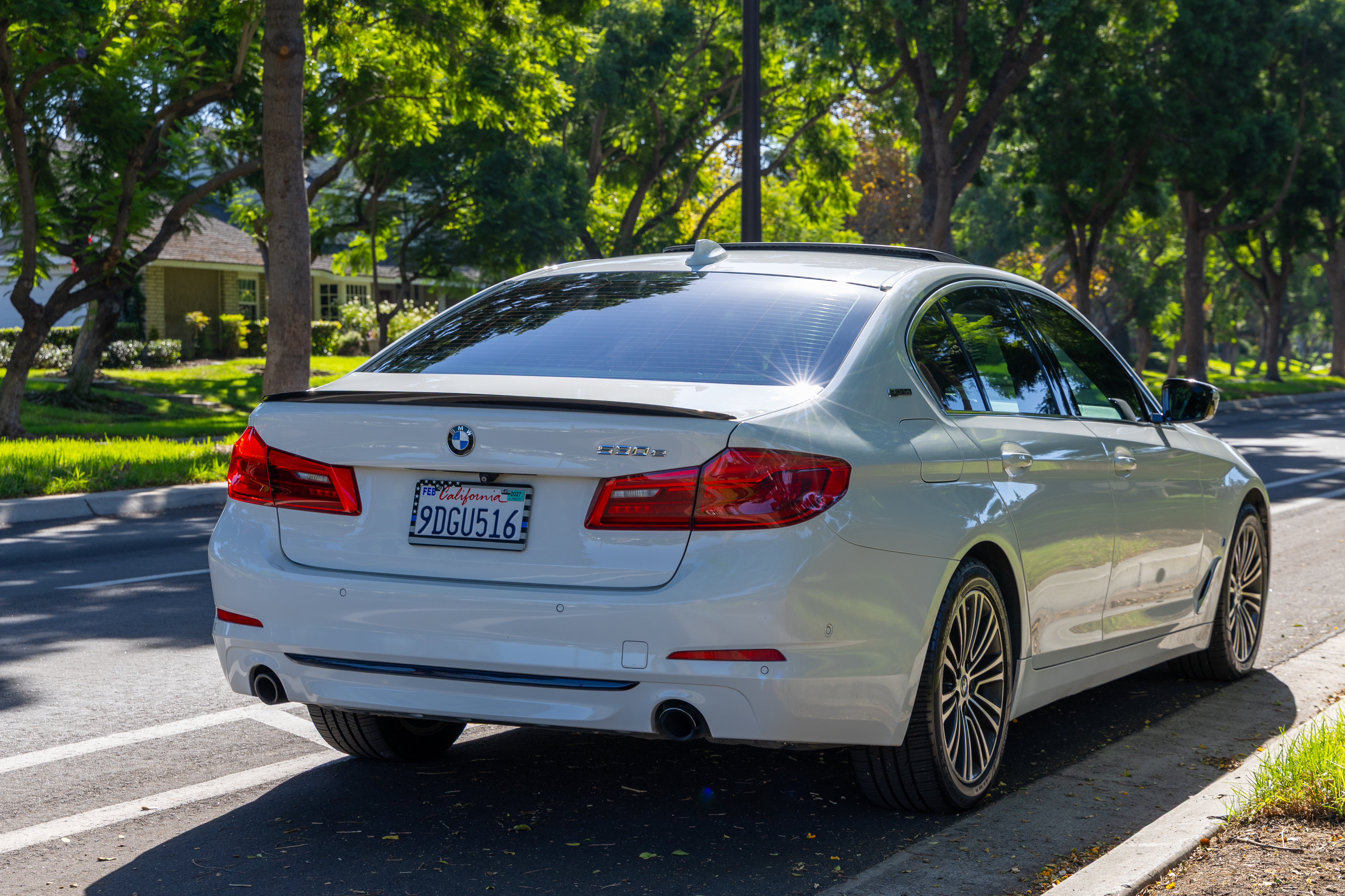 Used 2019 BMW 530e w/ Premium Package RWD image 4