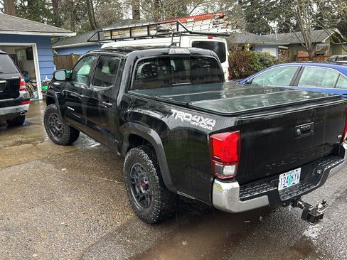 Used 2018 Toyota Tacoma TRD Off-Road AWD/4WD image 9