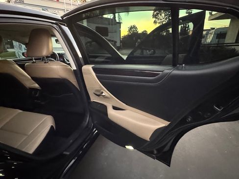 Used 2021 Lexus ES 300h w/ Premium Package image 15