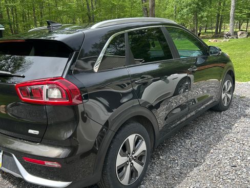 Used 2018 Kia Niro EX FWD image 2