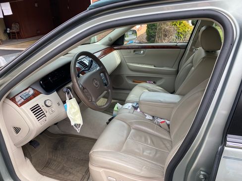 Used 2006 Cadillac DTS w/ Sun And Sound Package FWD image 2
