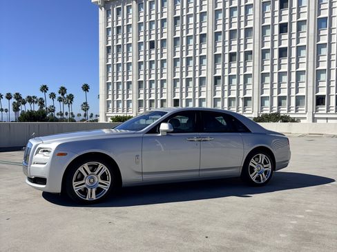 Used 2017 Rolls-Royce Ghost image 2