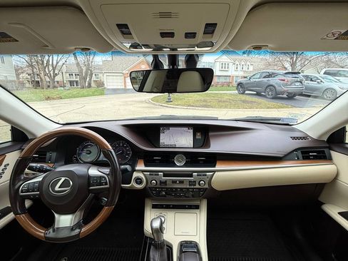 Used 2016 Lexus ES 300h w/ Navigation System Package image 10