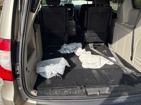 Used 2014 Chrysler Town & Country Touring FWD image 9