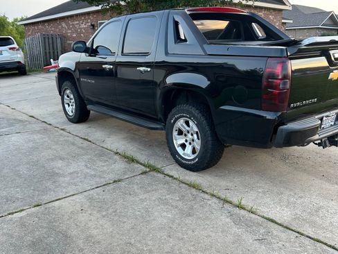 Used 2009 Chevrolet Avalanche LS AWD/4WD image 5