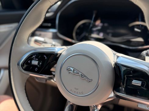 Used 2022 Jaguar XF SE RWD image 8