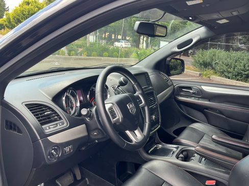 Used 2012 Dodge Grand Caravan R/T w/ Driver Convenience Group FWD image 8
