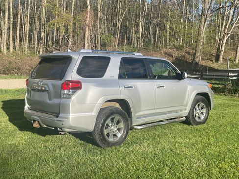 Used 2011 Toyota 4Runner SR5 w/ Convenience Pkg image 2