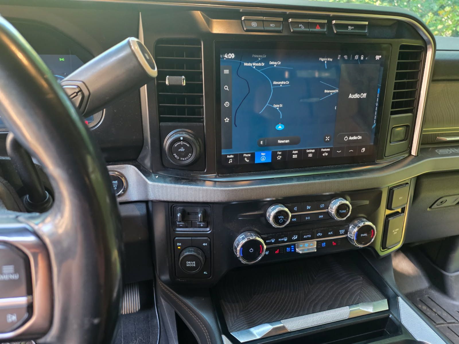 Used 2023 Ford F250 Platinum AWD/4WD image 2