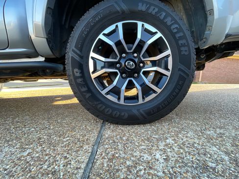 Used 2022 Toyota Tacoma TRD Sport w/ Technology Package RWD image 12