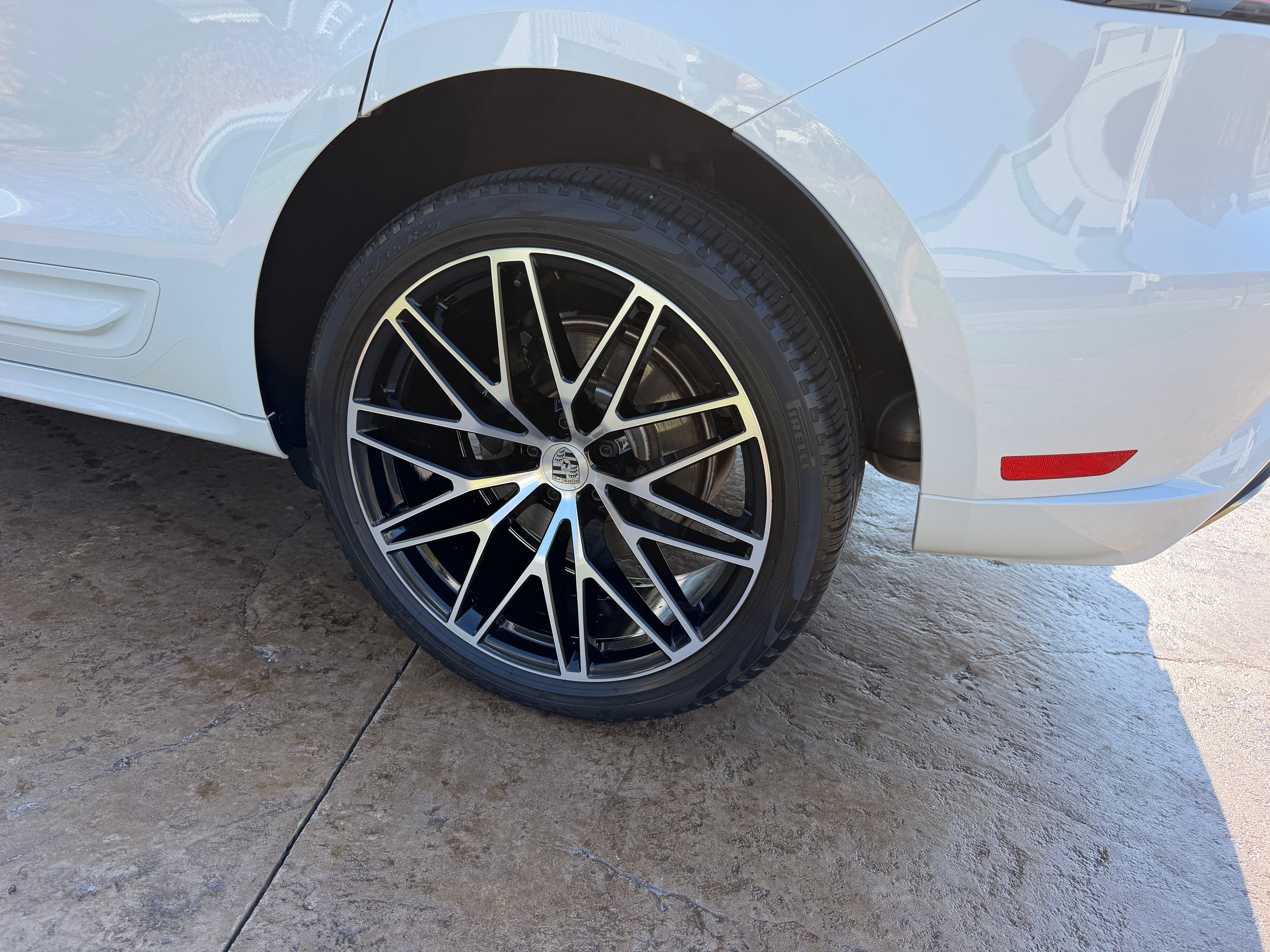 Used 2024 Porsche Macan AWD/4WD image 10