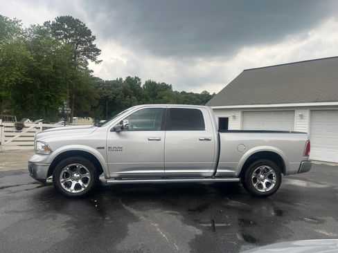 Used 2017 RAM 1500 Laramie AWD/4WD image 5