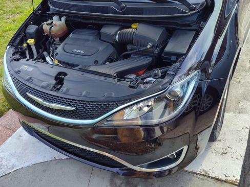Used 2017 Chrysler Pacifica Touring-L Plus w/ Tire & Wheel Group FWD image 18