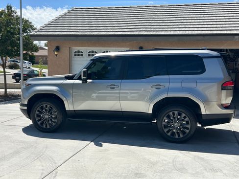 Used 2025 Lexus GX 550 w/ Accessory Package (2T) AWD/4WD image 2