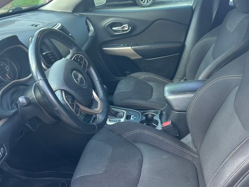 Used 2017 Jeep Cherokee Latitude w/ Safety/Convenience Group FWD image 7
