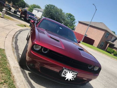 Used 2018 Dodge Challenger SXT Plus RWD image 4