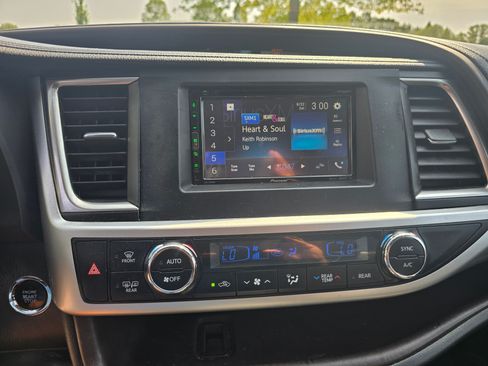 Used 2014 Toyota Highlander XLE AWD/4WD image 12