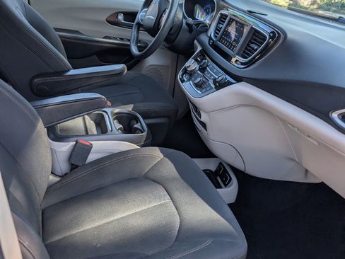 Used 2018 Chrysler Pacifica Touring Plus FWD image 12