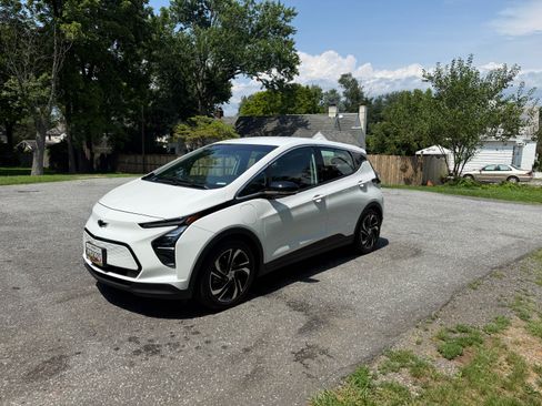 Used 2023 Chevrolet Bolt LT w/ Infotainment Package FWD image 1