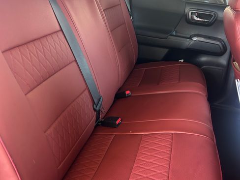 Used 2018 Toyota Tacoma TRD Sport w/ Technology Package image 20