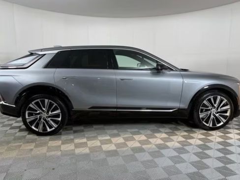 Used 2024 Cadillac Lyriq Luxury image 6