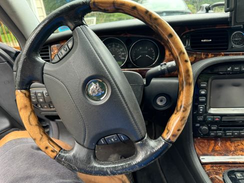 Used 2004 Jaguar XJR image 17