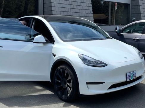 Used 2020 Tesla Model Y Long Range image 5