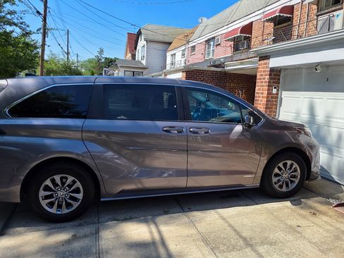 Used 2021 Toyota Sienna LE FWD image 10