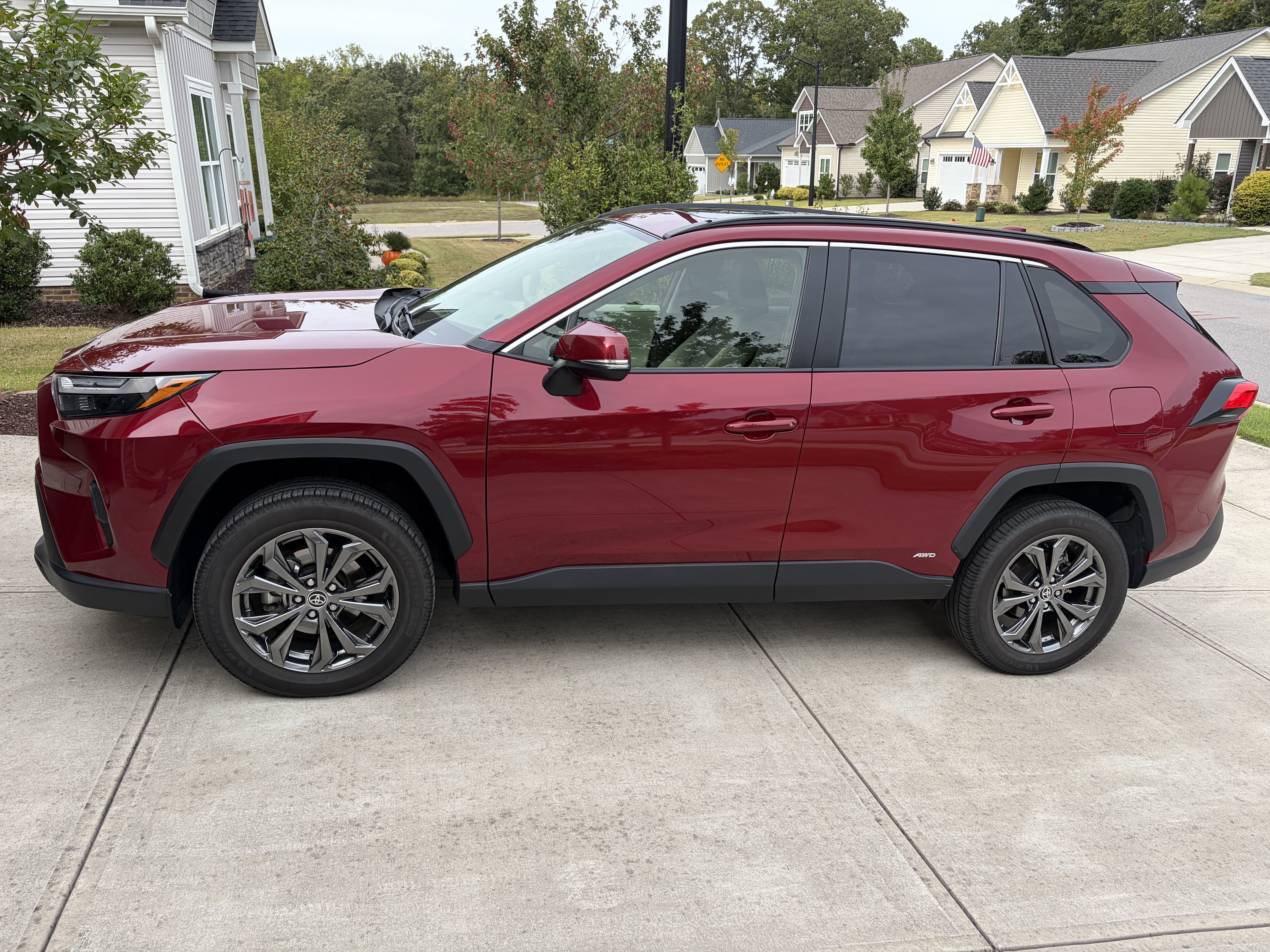 Used 2022 Toyota RAV4 XLE Premium AWD/4WD image 2
