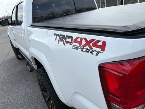 Used 2017 Toyota Tacoma TRD Sport image 4