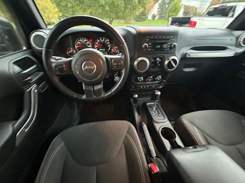Used 2018 Jeep Wrangler Unlimited Sahara AWD/4WD image 17