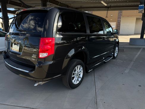 Used 2014 Dodge Grand Caravan SXT image 11